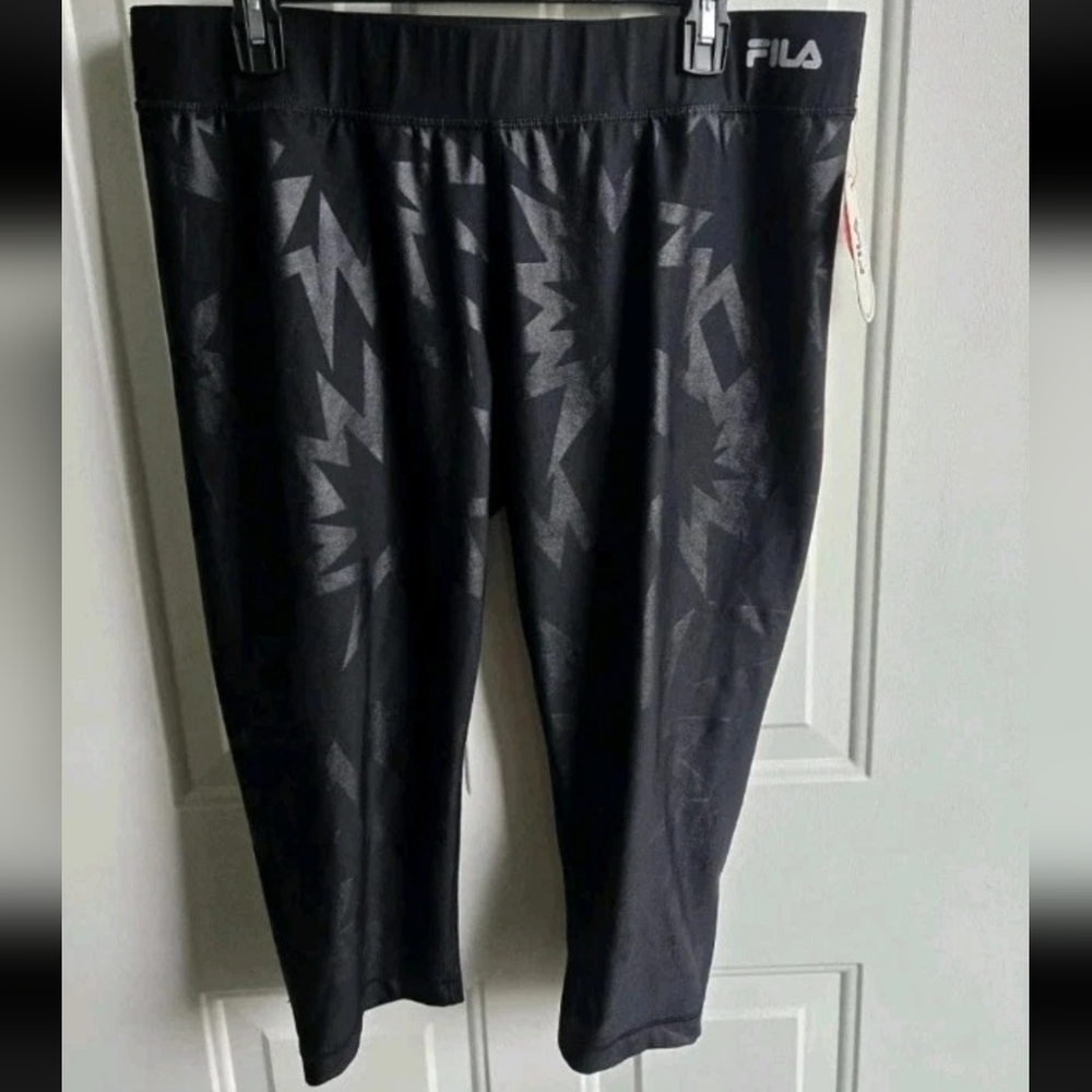Fila Women's Sport Capri Leggings Size XL New with Tags Black And Grey